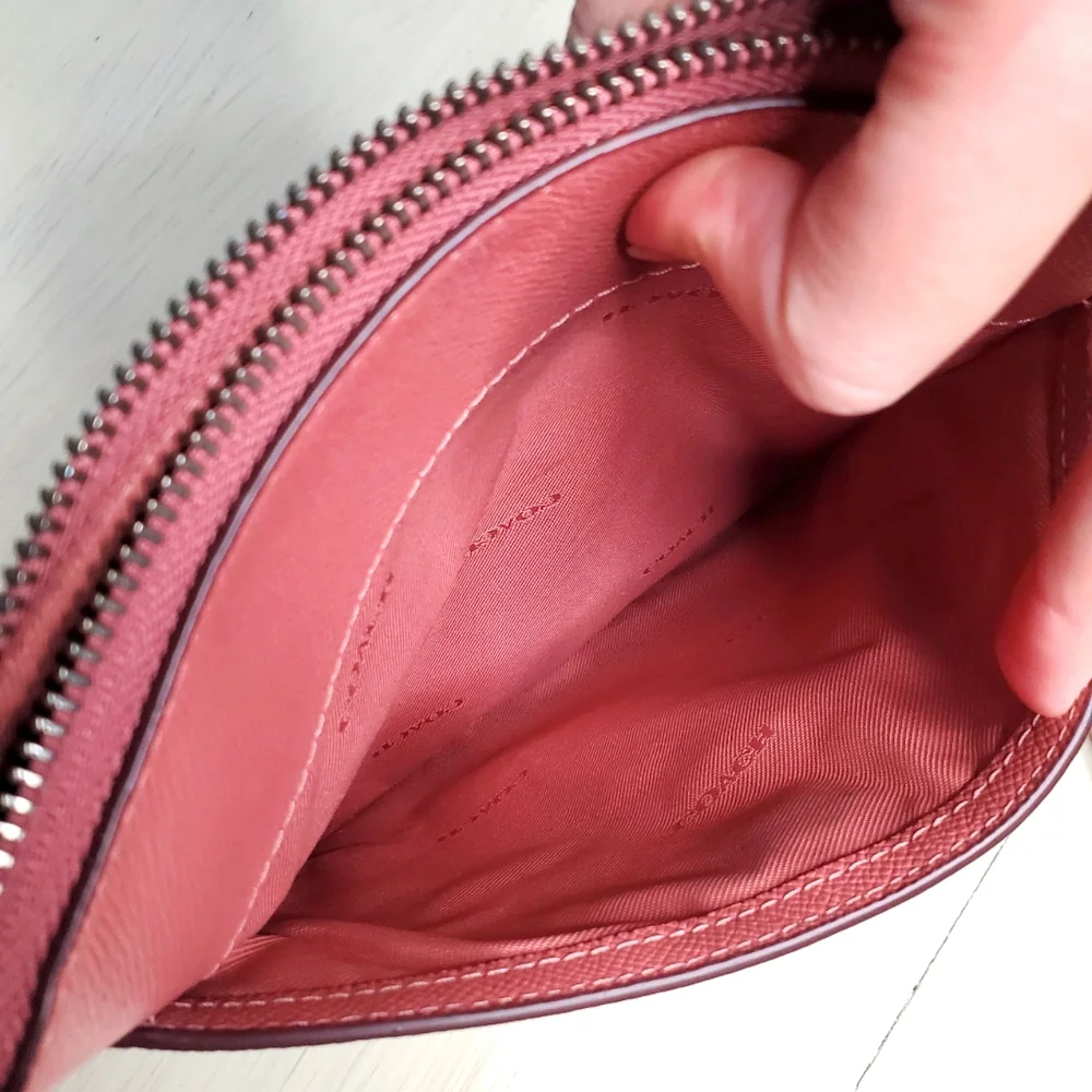32) COACH Kitt Crossbody Cross-grain Messenger Bag